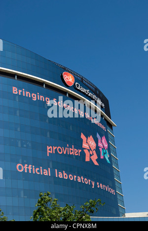 Siège de GSK, Glaxo Smith Kline, avec le logo des Jeux olympiques de 2012 soulignant le rôle de l'entreprise à fournir des tests de dépistage de drogues pour les jeux Banque D'Images