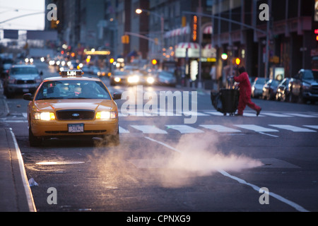Taxi tôt le matin à Broadway, Times Square New York City Theatre Theatre district Banque D'Images