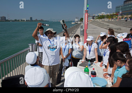 Les élèves de sixième année en savoir plus sur la qualité de l'eau à la rivière Detroit Fête de l'eau Banque D'Images