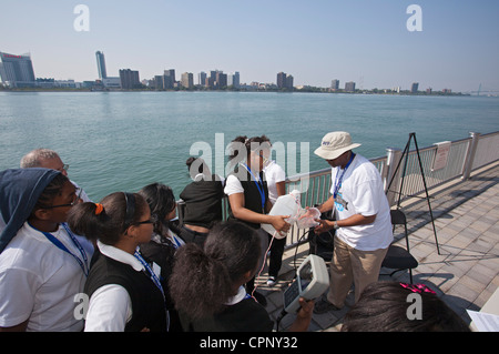 Les élèves de sixième année en savoir plus sur la qualité de l'eau à la rivière Detroit Fête de l'eau Banque D'Images