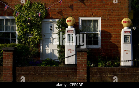 Pompes à essence Shell Vintage sur l'affichage en Horsell High Street. Banque D'Images