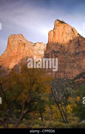Abraham et Isaac pic pic de la Cour des Patriarches en automne à Zion National Park, Utah Banque D'Images