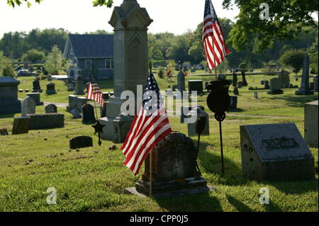 Grove Cemetery décorée de drapeaux américains le 28 mai 2012, Memorial Day, Belfast, Maine, USA. Memorial Day est une fête nationale en l'honneur des soldats tombés au combat. Banque D'Images