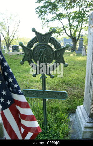 Grove Cemetery décorée de drapeaux américains le 28 mai 2012, Memorial Day, Belfast, Maine, USA. Memorial Day est une fête nationale en l'honneur des soldats tombés au combat. Banque D'Images