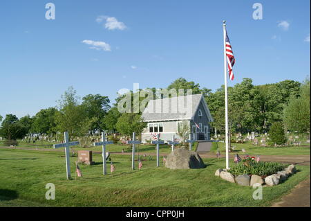 Chapelle à Grove Cemetery décorée de drapeaux et banderoles à l'Américaine le 28 mai 2012, Memorial Day, Belfast, Maine, USA. Memorial Day est une fête nationale en l'honneur des soldats tombés au combat. Banque D'Images