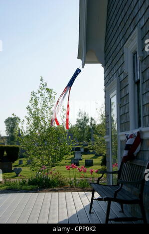 Chapelle à Grove Cemetery décorée de drapeaux et banderoles à l'Américaine le 28 mai 2012, Memorial Day, Belfast, Maine, USA. Memorial Day est une fête nationale en l'honneur des soldats tombés au combat. Banque D'Images