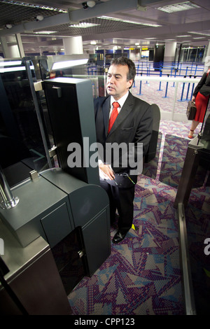 Phil Woolas MP lors d'une visite à l'aéroport de Manchester en utilisant le nouveau passeport d'identification de visage scanners Banque D'Images