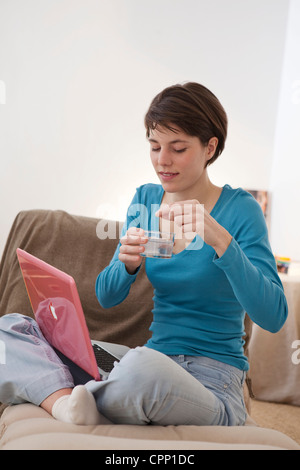 Femme de prendre des médicaments Banque D'Images