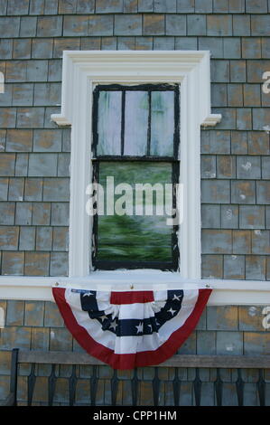 Chapelle de style Shingle Landing Cemetery décoré avec le drapeau américain bunting le 28 mai 2012, Memorial Day, Belfast, Maine, USA. Memorial Day est une fête nationale en l'honneur des soldats tombés au combat. Banque D'Images