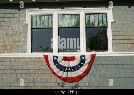 Chapelle de style Shingle Landing Cemetery décoré avec le drapeau américain bunting le 28 mai 2012, Memorial Day, Belfast, Maine, USA. Memorial Day est une fête nationale en l'honneur des soldats tombés au combat. Banque D'Images