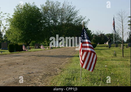 Grove Cemetery décorée de drapeaux américains le 28 mai 2012, Memorial Day, Belfast, Maine, USA. Memorial Day est une fête nationale en l'honneur des soldats tombés au combat. Banque D'Images