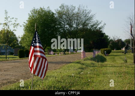 Grove Cemetery décorée de drapeaux américains le 28 mai 2012, Memorial Day, Belfast, Maine, USA. Memorial Day est une fête nationale en l'honneur des soldats tombés au combat. Banque D'Images