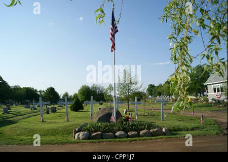 Monument commémoratif de la Première Guerre mondiale au cimetière Grove décorée de drapeaux américains le 28 mai 2012, Memorial Day, Belfast, Maine, USA. Memorial Day est une fête nationale en l'honneur des soldats tombés au combat. Banque D'Images