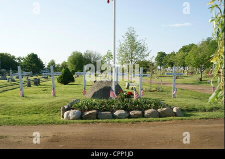 Monument commémoratif de la Première Guerre mondiale au cimetière Grove décorée de drapeaux américains le 28 mai 2012, Memorial Day, Belfast, Maine, USA. Memorial Day est une fête nationale en l'honneur des soldats tombés au combat. Banque D'Images