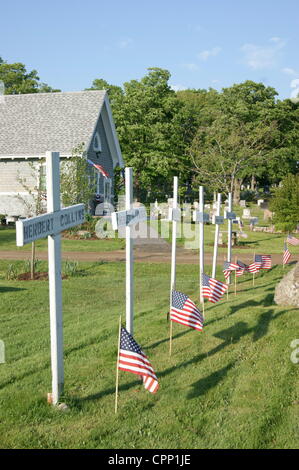 Monument commémoratif de la Première Guerre mondiale au cimetière Grove décorée de drapeaux américains le 28 mai 2012, Memorial Day, Belfast, Maine, USA. Memorial Day est une fête nationale en l'honneur des soldats tombés au combat. Banque D'Images