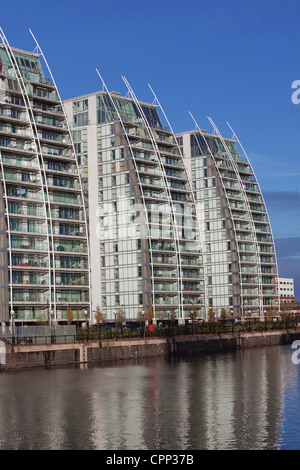 Salford Quays NV Bâtiments brillent dans le soleil d'hiver Sahar Daftary, 24 ans, de London, est passé de l'un des 17 étages des bâtiments NV Banque D'Images