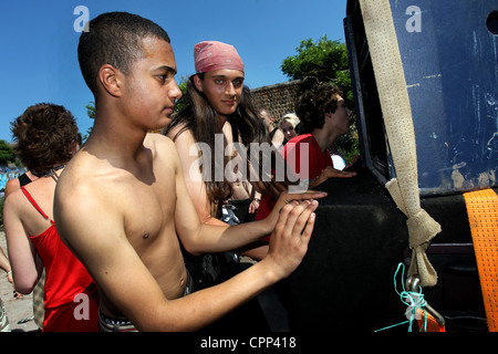 Rave encore en cours d'étudiants illégaux le matin après dans un champ de Brighton and Hove, East Sussex, UK. Banque D'Images