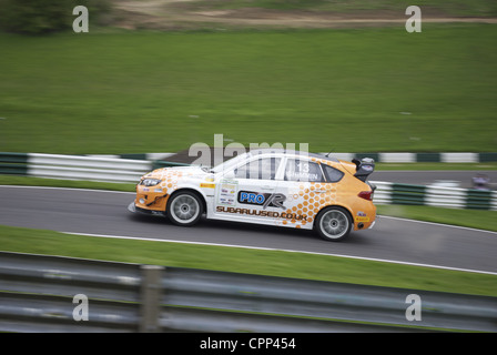 La Girafffff Time attaque Subaru Impreza WRX Sti à Cadwell Park Banque D'Images