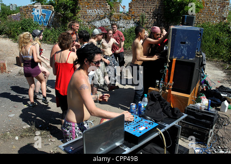 Rave encore en cours d'étudiants illégaux le matin après dans un champ de Brighton and Hove, East Sussex, UK. Banque D'Images