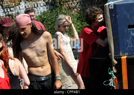 Rave encore en cours d'étudiants illégaux le matin après dans un champ de Brighton and Hove, East Sussex, UK. Banque D'Images