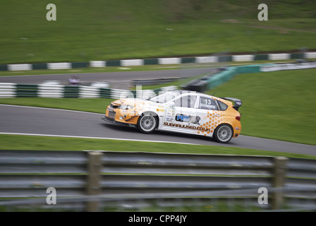 Subaru Impreza 2011 Course contre la voiture conduite par la Girafffff Banque D'Images