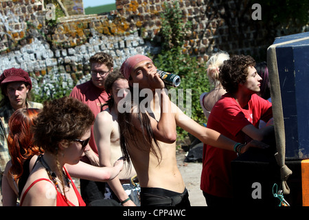 Rave encore en cours d'étudiants illégaux le matin après dans un champ de Brighton and Hove, East Sussex, UK. Banque D'Images