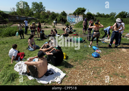 Rave encore en cours d'étudiants illégaux le matin après dans un champ de Brighton and Hove, East Sussex, UK. Banque D'Images