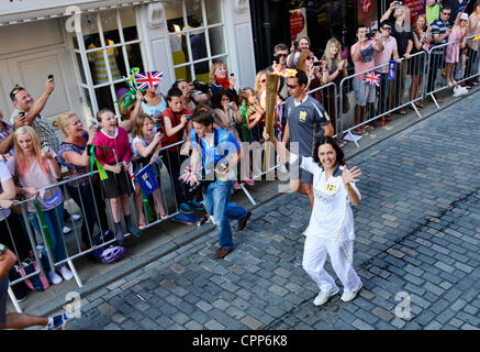 Chester, Royaume-Uni. 29 mai, 2012. La flamme olympique fait son chemin à travers les rues de Chester en passant la croix et les lignes et le long de l'affaire du Watergate Street en direction de l'Hippodrome Banque D'Images