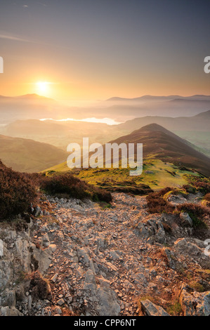 Lever de soleil sur l'été et Blencathra Derwent Water de Rowling Fin et Causey Pike dans le Lake District Banque D'Images