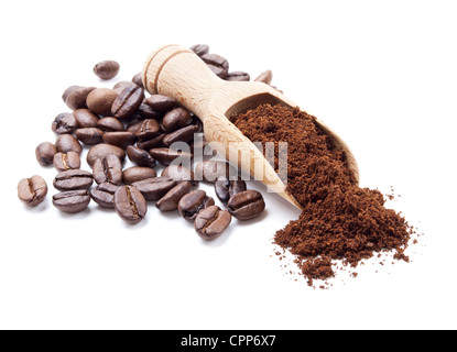 Le café moulu et les grains de café isolé sur fond blanc Banque D'Images