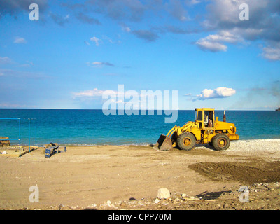 JCB digger palefreniers Afandou beach à Rhodes, Grèce Banque D'Images