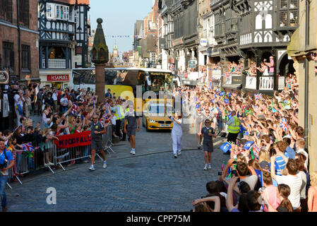 Chester, Royaume-Uni. 29 mai, 2012. Foules bordent les rues de Chester à mesure que la flamme olympique fait son chemin à travers la ville centre passe la croix et les lignes et le long de l'affaire du Watergate Street en direction de l'Hippodrome Banque D'Images