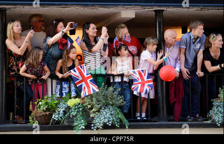 Chester, Royaume-Uni. 29 mai, 2012. La foule regarder la flamme olympique faisant son chemin à travers les rues de Chester en passant la croix et les lignes et le long de l'affaire du Watergate Street en direction de l'Hippodrome Banque D'Images