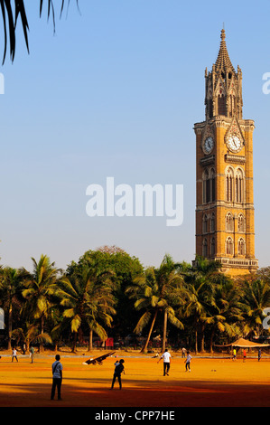 La Tour Rajabai . et cricket sur Oval Maiden, Mumbai, Inde Banque D'Images