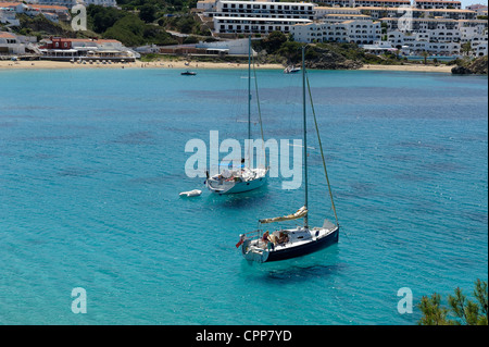 Deux petits yachts amarrés dans la baie Horseshoe d'arenal d'en castell menorca Baléares Espagne Banque D'Images