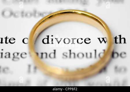 Anneau de mariage en plus de procureurs lettre soulignant les mots divorce, concept de séparation et divorce Banque D'Images