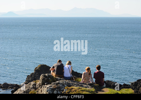 Deux filles et deux garçons au-dessus de l'estuaire de la Clyde, un jour ensoleillé, dans l'Ayrshire, Scotland, UK Banque D'Images