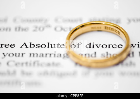 Anneau de mariage en plus de procureurs lettre soulignant les termes du divorce absolu, concept de la séparation et le divorce Banque D'Images