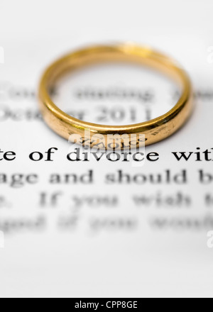 Anneau de mariage en plus de procureurs lettre soulignant les mots divorce, concept de séparation et divorce Banque D'Images
