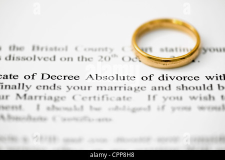 Anneau de mariage en plus de procureurs lettre soulignant les mots jugement irrévocable de divorce, concept de séparation et divorce Banque D'Images