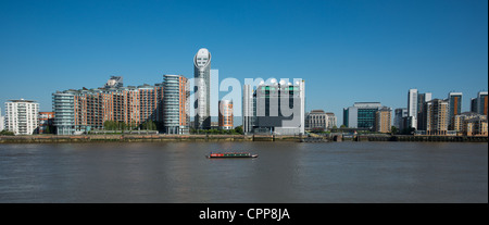 Docklands avec panorama Tour de l'Ontario et New Providence Wharf. Londres. L'Angleterre. Banque D'Images