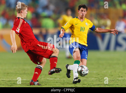 Le capitaine de l'équipe du Brésil Giuliano (R) défis Allemagne le capitaine Florian Jungwirth (L) au cours d'une Coupe du Monde FIFA U20 match quart de finale Banque D'Images