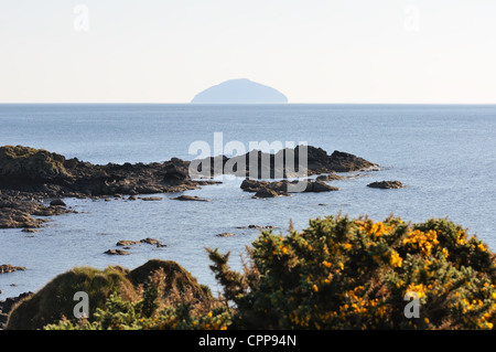 Ailsa Craig se trouve au large de la côte ouest de l'Écosse, au Royaume-Uni, en Europe. Banque D'Images