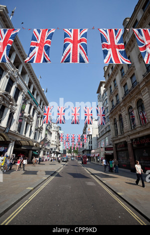 Scène de rue : Union Jack drapeaux décorant Coventry Street pour le Queen's Diamond Jubilee 2012, London, England, UK Banque D'Images