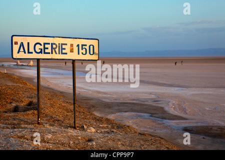 Route à travers le lac salé Chott el Djerid à partir de la Tunisie vers l'Algérie en début de matinée. Copy space Banque D'Images