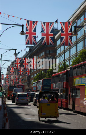 Union Jack noir pour célébrer le Jubilé de diamant de la Reine à Oxford Street et Regent Street, London, UK, Mai 2012 Banque D'Images