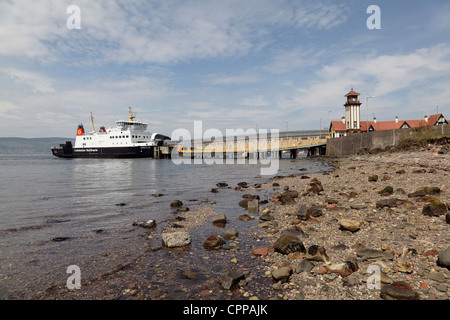 CalMac embarque MV Argyle au terminal de ferry de Wemyss Bay sur le Firth de Clyde, Inverclyde, Écosse, Royaume-Uni après avoir naviguant de Rothesay sur l'île de Bute Banque D'Images