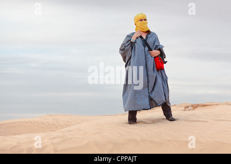 Vêtements femme bédouine dans l'article sur dune dans le désert. Désert du Sahara, en Tunisie. L'horizontale Banque D'Images