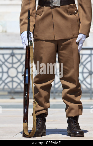 Un soldat hongrois de garde au monument du millénaire à Budapest, Hongrie Banque D'Images