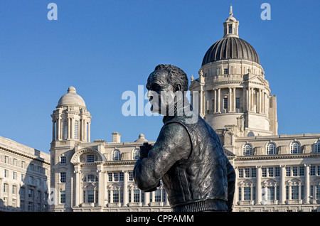 Statue de capitaine F.J. Walker CB ASM par Tony Murphy Pier Head Liverpool avec Royal Liver Building & Cunard bâtiment architecture Banque D'Images